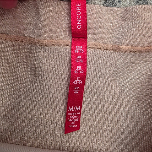 Spanx OnCore High-Waisted Mid-Thigh Short Medium - Picture 6 of 7